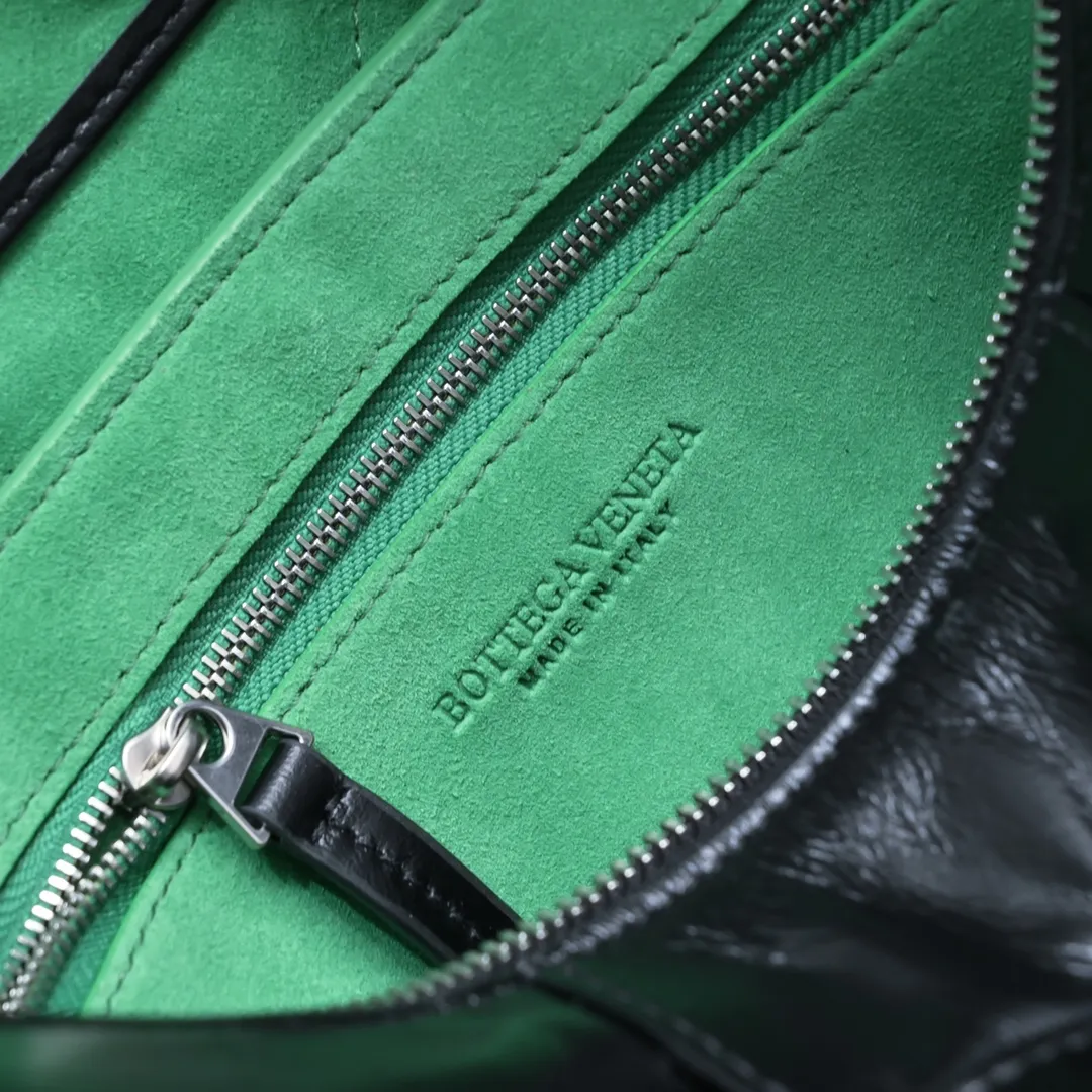 Batch 1920 BV 2023 Early Spring Series Classic Imagination @INTO1 Mika wore the 2023 Early Spring Series and appeared on the cover of the January 2023 issue of "Figaro Homme". Interpret the new Arco camera bag to express your individual style. The retro style of classic woven wax leather is really amazing, and the natural wrinkle texture makes each bag unique. Really, every time I see someone carrying it on the road, I can’t help but turn around and take a few more glances. ✅The bag is lightweight, the capacity is impressive, and it can be packed very well. ✅Retro oil wax leather, versatile in style and can hide scratches ✅Super strong design but low-key enough🙈 Style number: 9982# Size: 28*18*9